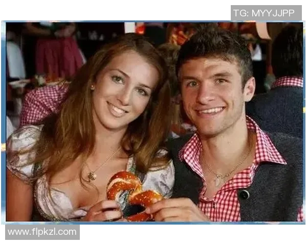 足球明星与女友的甜蜜生活揭秘 球场内外的爱与支持